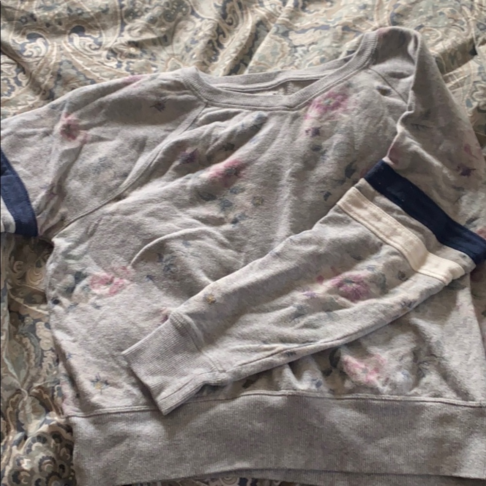 Adorable pullover top.